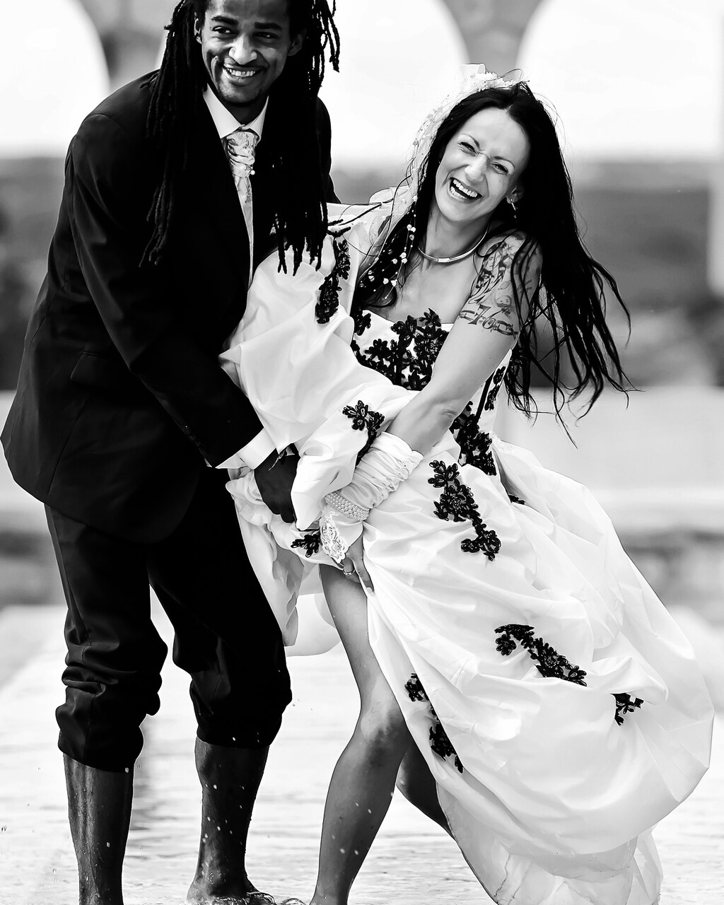 Portrait de mariée en noir et blanc avec bouquet réalisé à Paris