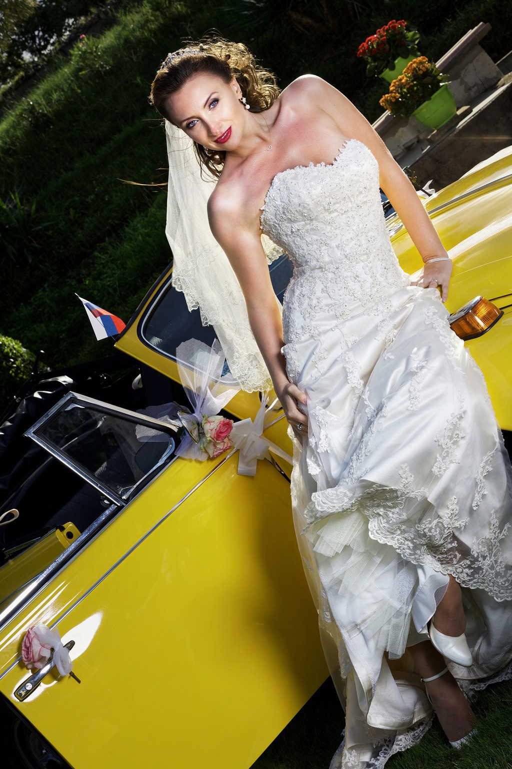 Portrait de mariée avec voiture de collection réalisé à Paris