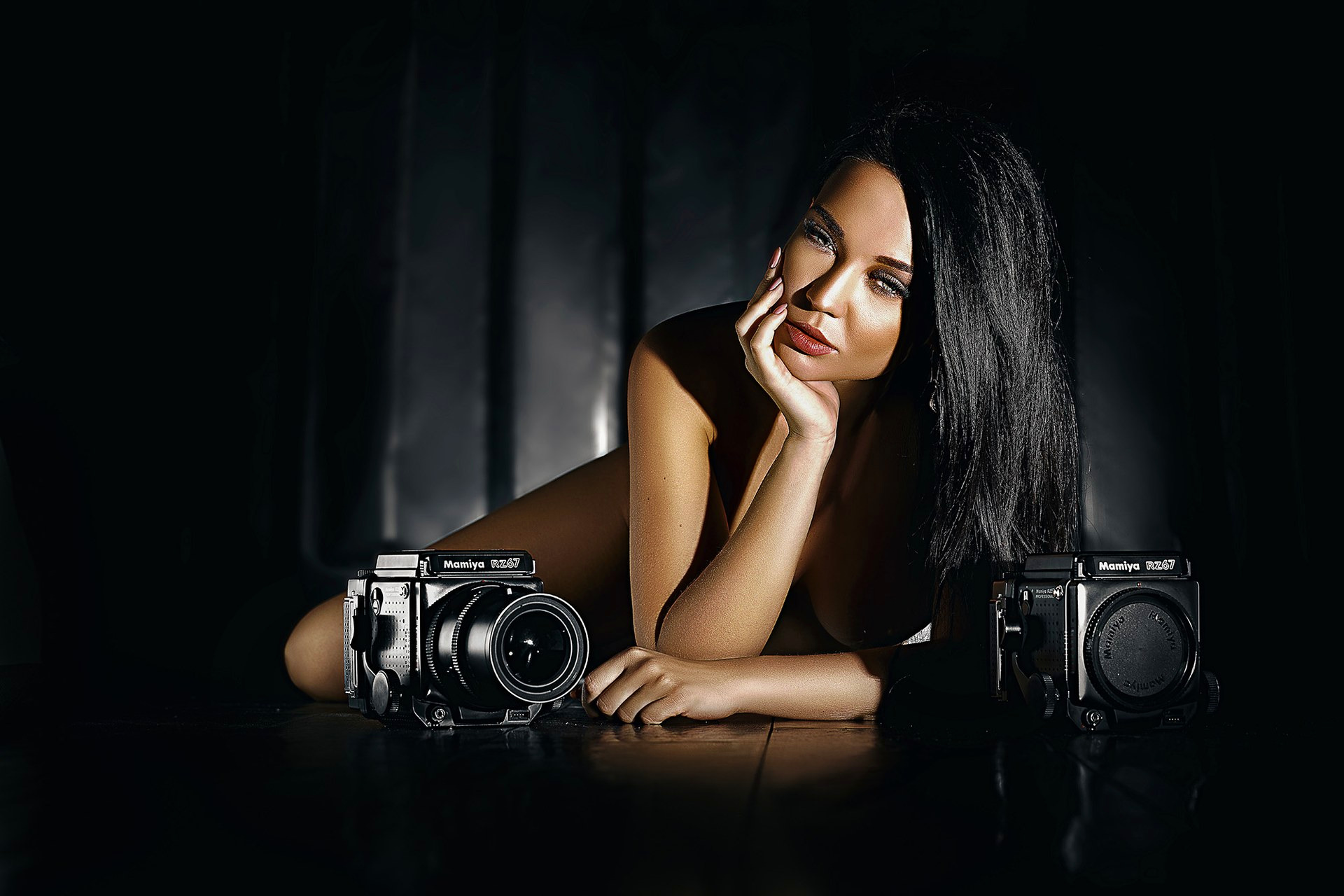 Portrait éditorial en clair-obscur avec deux Mamiya RZ67 pour un client de Paris