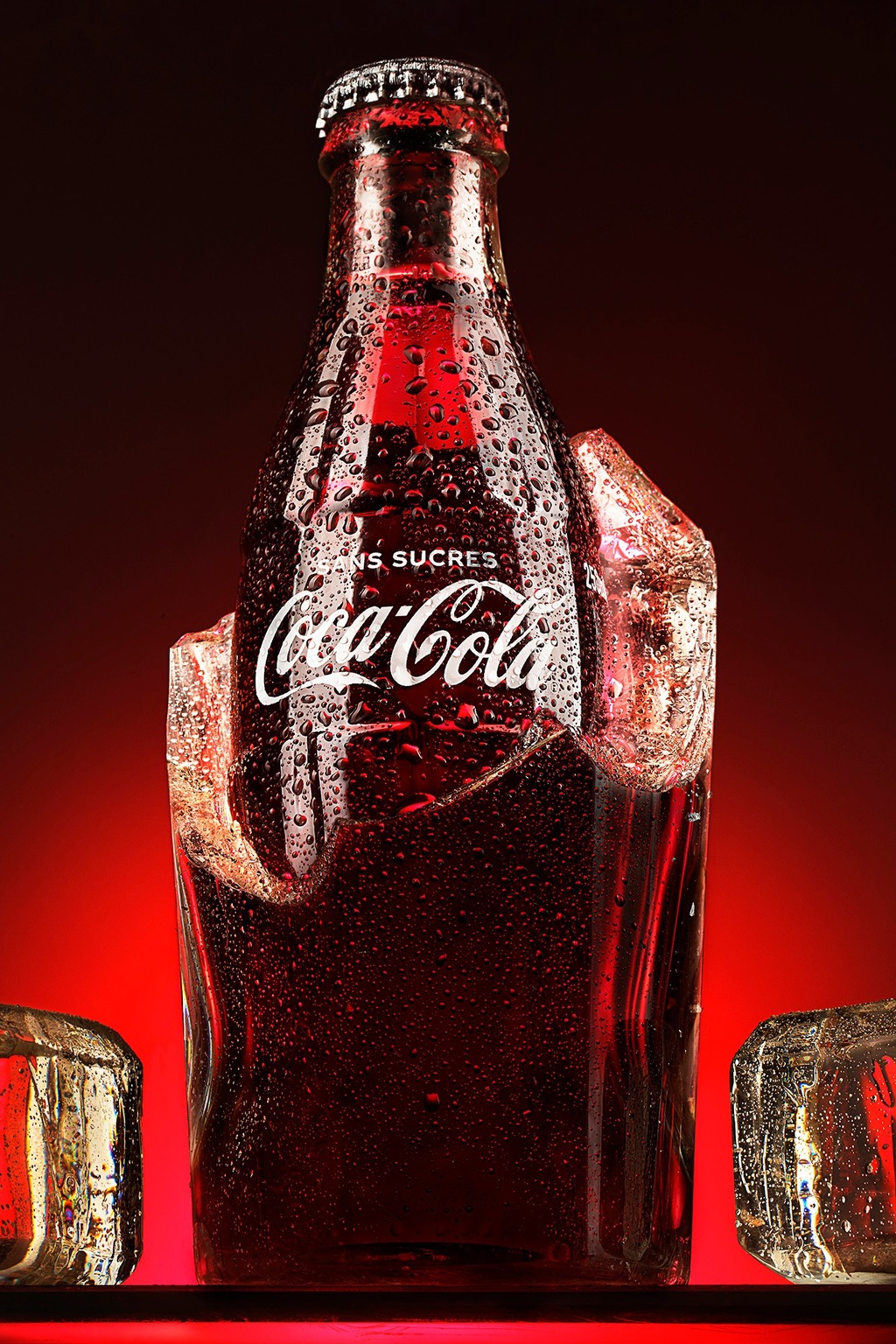 Packshot publicitaire de bouteille de soda sur glace, photographie produit en studio mobile à Paris